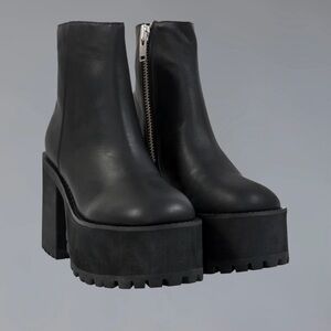 LIKE NEW UNiF Bonnie Boot - size 7